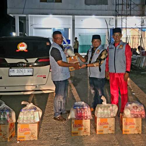 DPP PKWACI Rohil menyalurkan paket lebaran kepada pengurus dan anggota. (Foto: Afrizal)